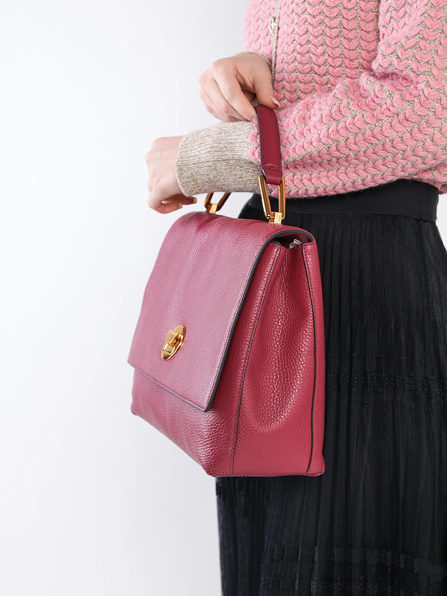 Сумка-мессенджер красного цвета 